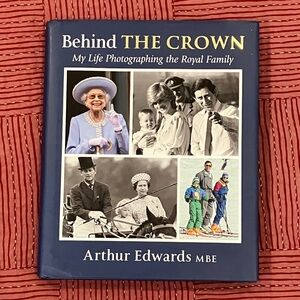 Behind the Crown : Royal Family Photography by Arthur Edwards - hardcover